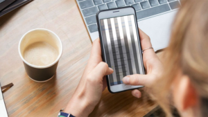 Nguyên nhân và cách khắc phục màn hình iPhone bị nhiễu