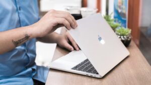 Màn hình MacBook bị ám xanh và 5 cách xử lý hiệu quả 